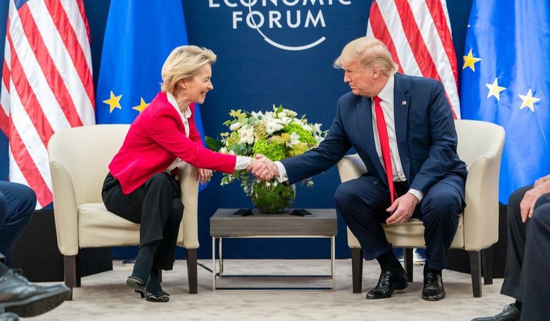 Donald Trump și Ursula von der Leyen dând mâna. Imagine cu caracter reprezentativ. Foto: Hepta