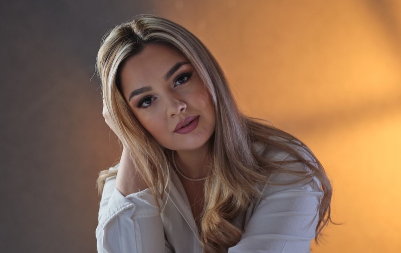 Imaginea cu Ilinca Simion la plajă a atras atenția fanilor de pe Facebook. Cum s-a pozat soția lui George Simion: „Eu și bebelușul meu”