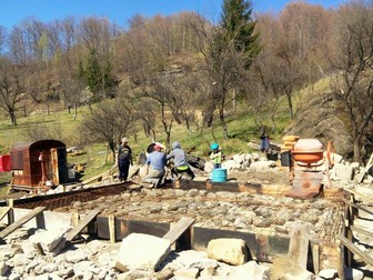 Lucrările la noua casă au început deja, cu ajutorul pompierului