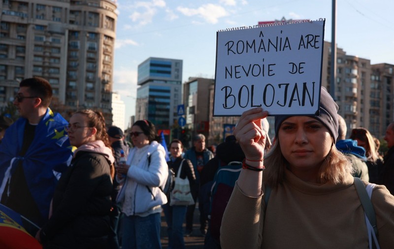 Miting în Piața Victoriei pentru susținerea lui Ilie Bolojan, înaintea moțiunii de cenzură: „AUR și PSD, aceeași mizerie”. Mesajul transmis de premier