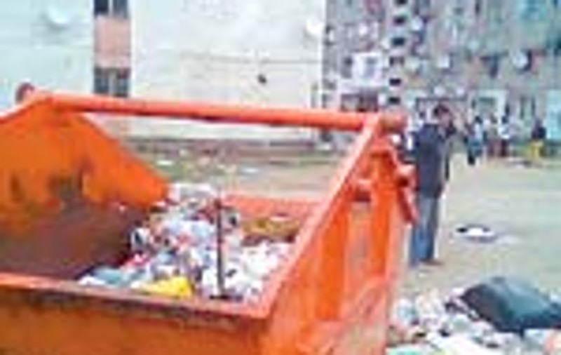 Tanara aruncata la groapa de gunoi