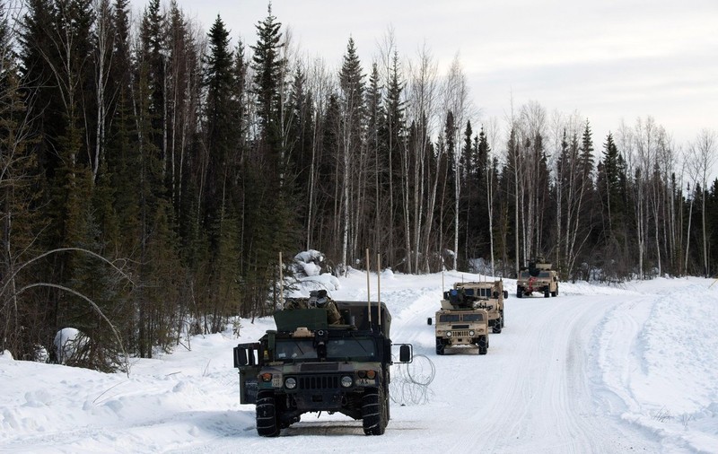 Doi militari americani au murit și alți 12 au fost răniți după ce un transportor al armatei s-a răsturnat în Alaska