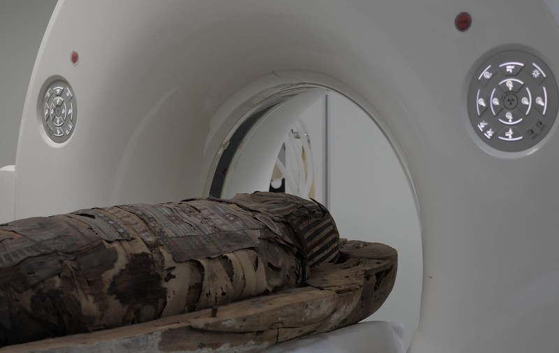 O mumie egipteană într-un sarcofag pictat, restaurată și expusă la Muzeul Național de Istorie a Transilvaniei din Cluj-Napoca