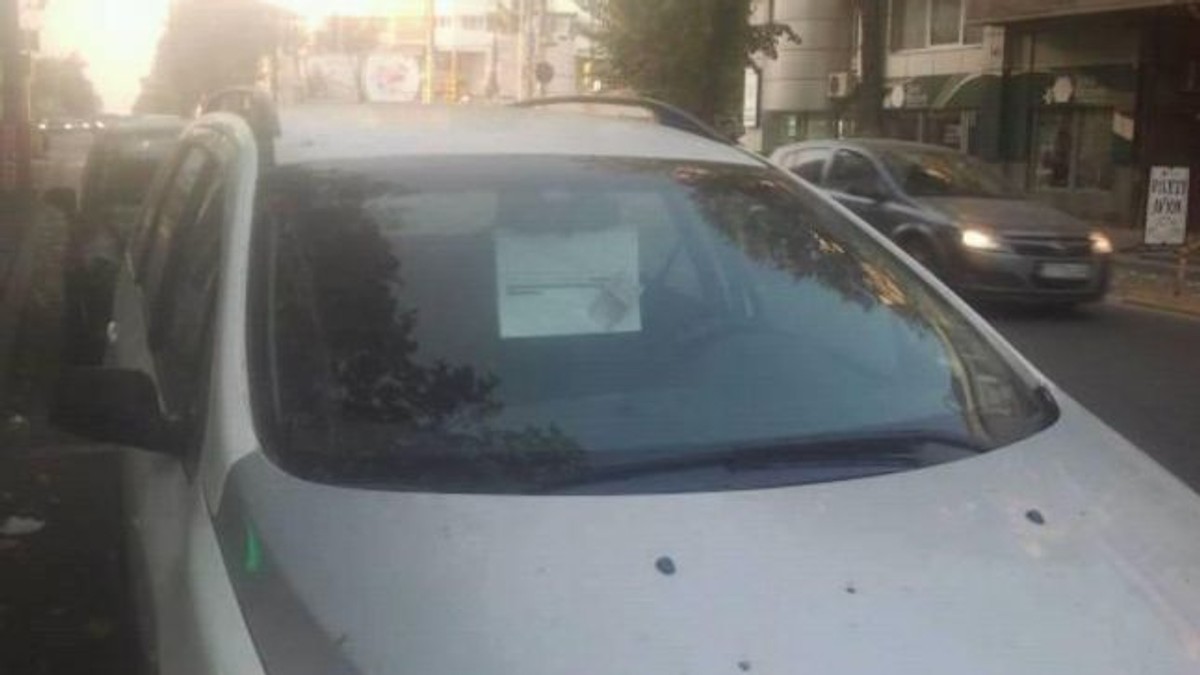 A vrut să plătească parcarea și n-a avut cum! A găsit o metodă originală de a atrage atenția: "Dacă mă amendezi, o faci cu rea-voință"