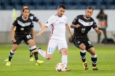 epa06232693 Davide Mariani (R) of Lugano in action against Constantin Budescu (C) of Steaua during the UEFA Europa League group G soccer match between FC Lugano and FC Steaua Bucharest in Lucerne, Switzerland, 28 September 2017. EPA-EFE/URS FLUEELER