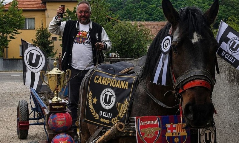 Un suporter din Cluj a plecat cu căruța la Finala Cupei de la Sibiu: „O să ajungem după vreo 7 ore, plouă torențial”. Foto: Digi Sport.