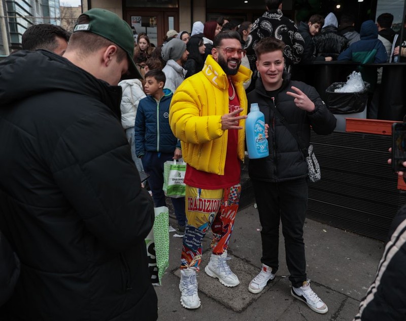Noi cozi la un fast-food din București, unde Dorian Popa a anunțat că dă șaorma gratis
