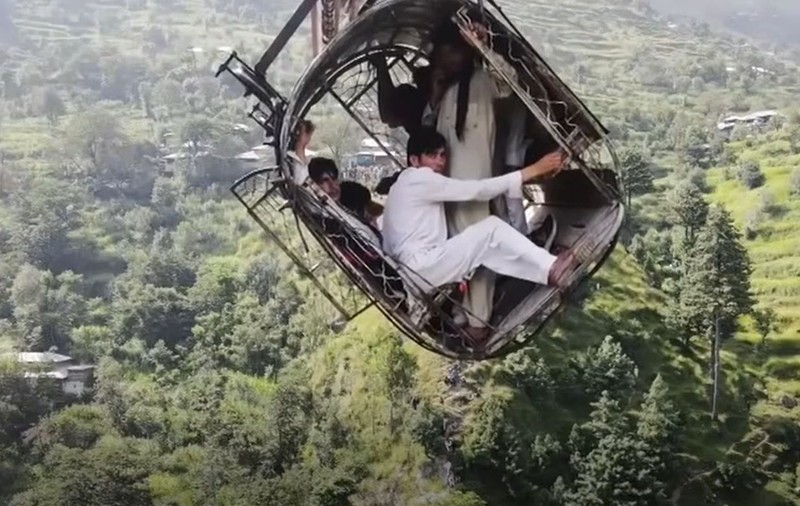 „Simțeam că stăm pe marginea propriilor morminte”. Mărturiile tinerilor salvați după 15 ore dintr-o telecabină ruptă, în Pakistan