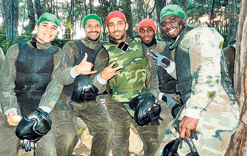 Lupi la vânătoare! Jucătorii şi stafful Petrolului au luat armele în mâini şi au încins o partidă de paintball