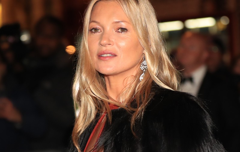 Sora mai mică a lui Kate Moss, fără sutien în balcon