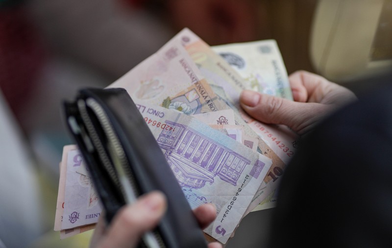 Ce schimbari sunt de la 1 ianuarie 2024. Cine primește bani în plus, ce taxe cresc și ce va costa mai scump 