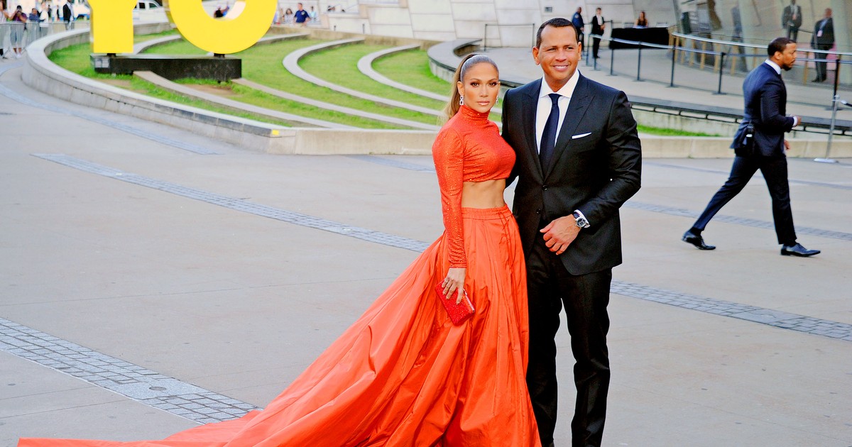 Jennifer Lopez este una dintre cele mai iubite cântărețe și actrițe din showbiz-ul internațional. A fost măritată de trei ori. Timp de un an, între 1997 și 1998, ea a fost căsătorită cu Ojani Noa. Cea de-a doua sa căsnicie a fost cu Cris Judd, între anii 2001 și 2003. Jennifer Lopez a fost căsătorită cu Marc Anthony până în anul 2014. Din căsătoria lui Jennifer Lopez și a lui Marc Anthony au rezultat gemenii Emme și Max, care au zece ani. Din anul 2017 trăiește o poveste de iubire cu Alex Rodriguez.