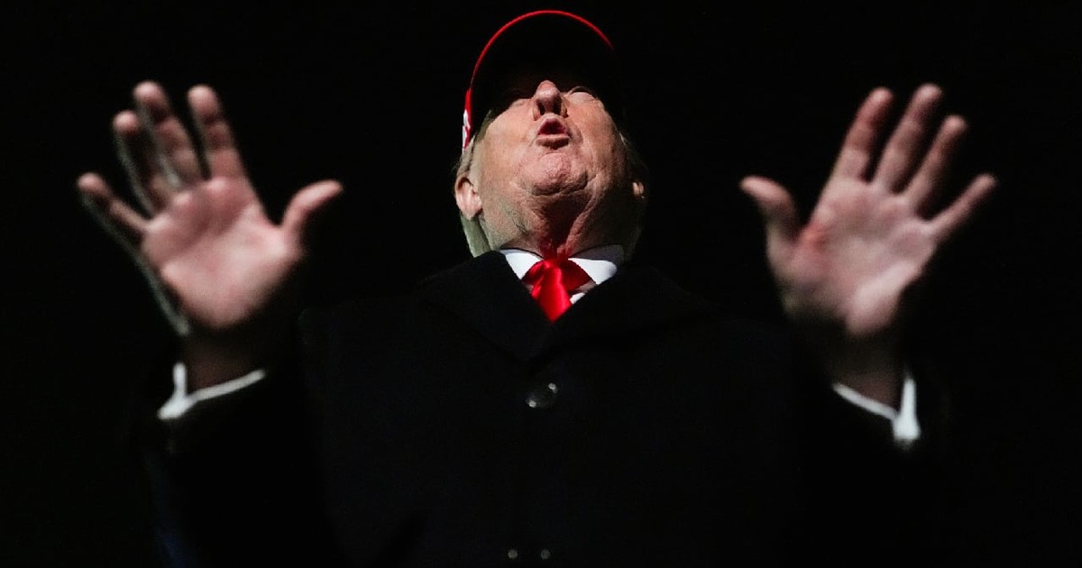 Președintele Donald Trump vorbește cu reporterii după ce a coborât din Air Force One, duminică, 12 aprilie 2026, la Baza Comună Andrews, Maryland.