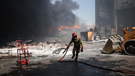 Pompierii luptă împotriva unui incendiu de pădure care a izbucnit cu o zi înainte în Oreokastro, la periferia orașului Salonic, Grecia, pe 5 iulie 2026 Foto: Profimedia