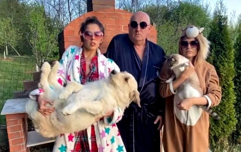 Clipul filmat de Bebe Cotimanis, alături de iubita lui și fiica acesteia, a devenit viral. Imaginile au făcut senzație