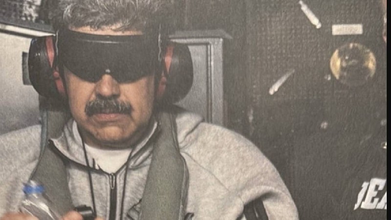 Nicolas Maduro, în trening, cu ochii acoperiți și încătușat, la bordul unui avion: fotografia postată de Donald Trump Foto: Truth Social Donald Trump
