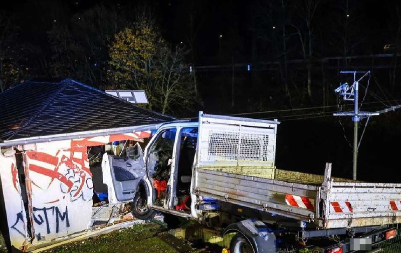 Un șofer român a intrat cu o camionetă direct în căsuța care măsoară nivelul râului Lenne, în Germania