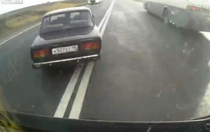 TERIFIANT! Uite cum au scăpat cu câteva zgârieturi după un impact devastator! | VIDEO