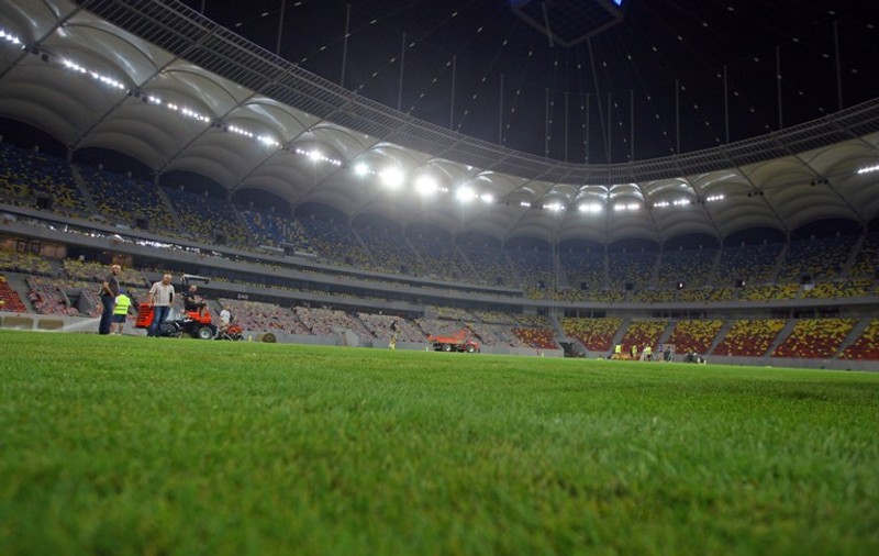 Iar nu mai avem unde să jucăm! Cei care întreţin gazonul de pe Arena Naţională recomandă să nu se mai joace pe el