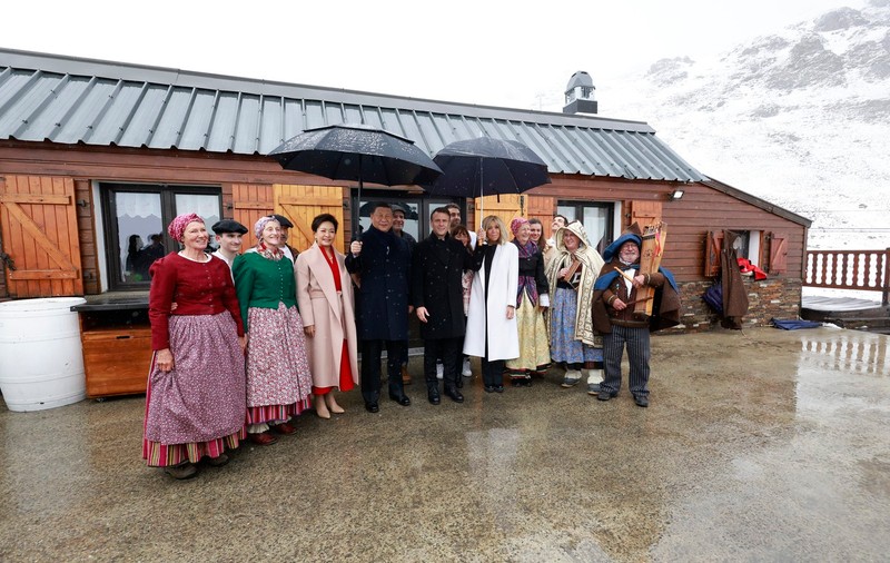 Emmanuel Macron încearcă să-l „seducă” pe Xi Jinping cu o escapadă în Munții Pirinei. Dansuri, brânză și jambon, alături de soții. Cadourile oferite liderului chinez | VIDEO