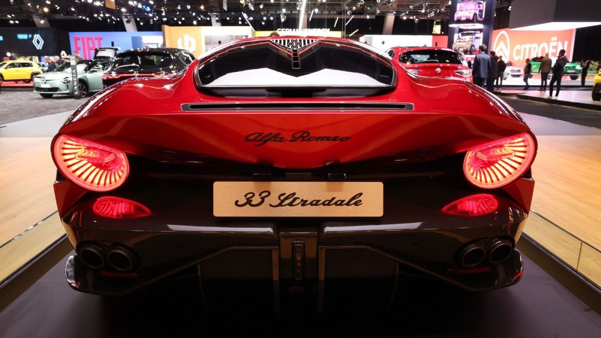 O mașină roșie Alfa Romeo Alfa Romeo 33 Stradale este expusă la salonul auto de la Bruxelles, 10 ianuarie 2025