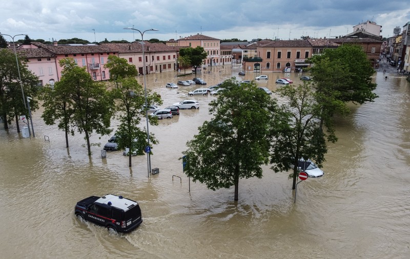 23 de râuri ieșite din matcă, 280 de alunecări de teren, 400 de drumuri blocate și 20.000 de oameni evacuați, în nordul inundat al Italiei