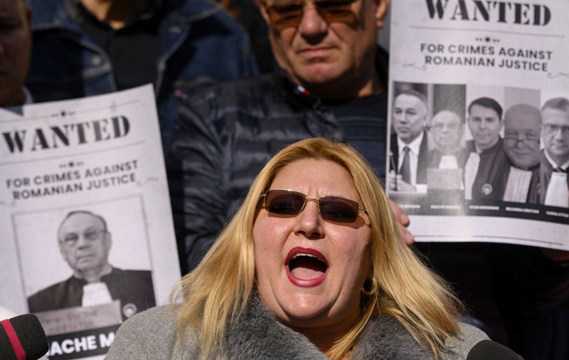 Diana Șoșoacă a amenințat cu bătaia o tânără polițistă și pe colegul ei, veniți la ea acasă cu o amendă: „Dacă n-oi pune eu bâta pe ăştia” | VIDEO