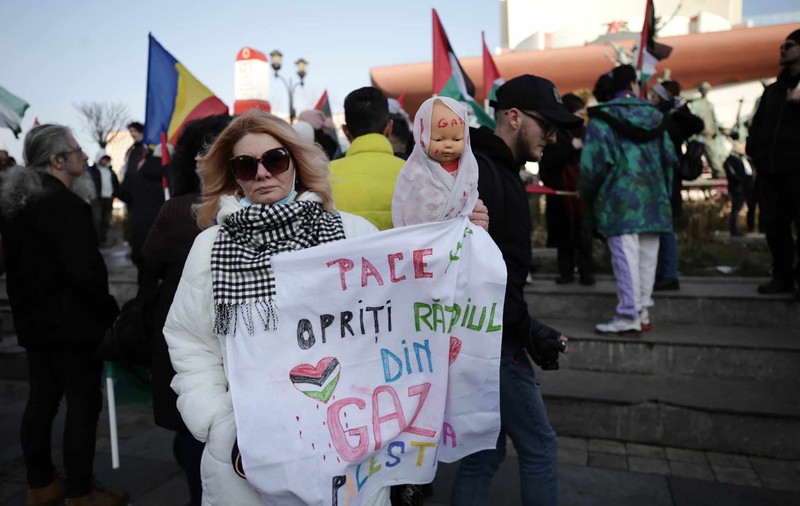 Manifestație pro-Palestina în București. Participanții au avut tobe şi fluiere, iar alţii au afişat pancarte: „Opriţi masacrul din Gaza”