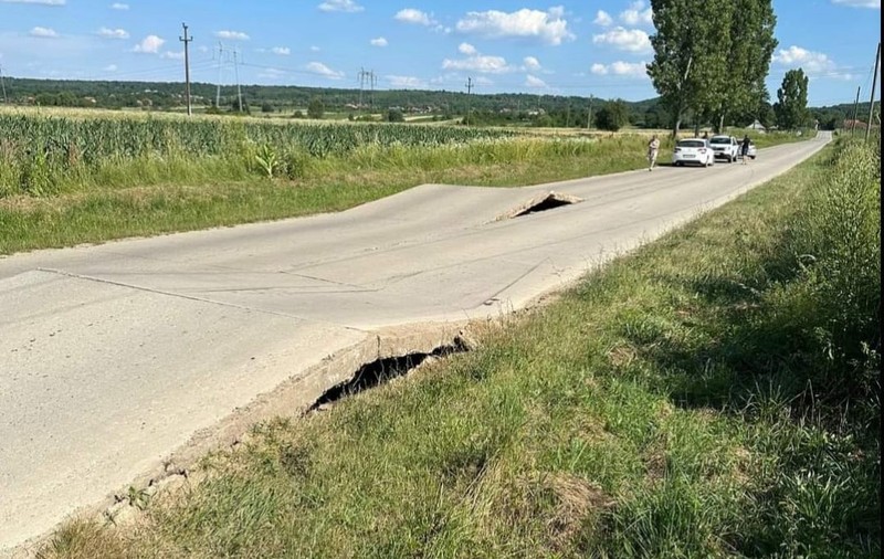 Pericol pe un drum din Gorj: plăcile de beton s-au ridicat din cauza căldurii. O femeie a fost rănită într-un accident provocat de aceste denivelări