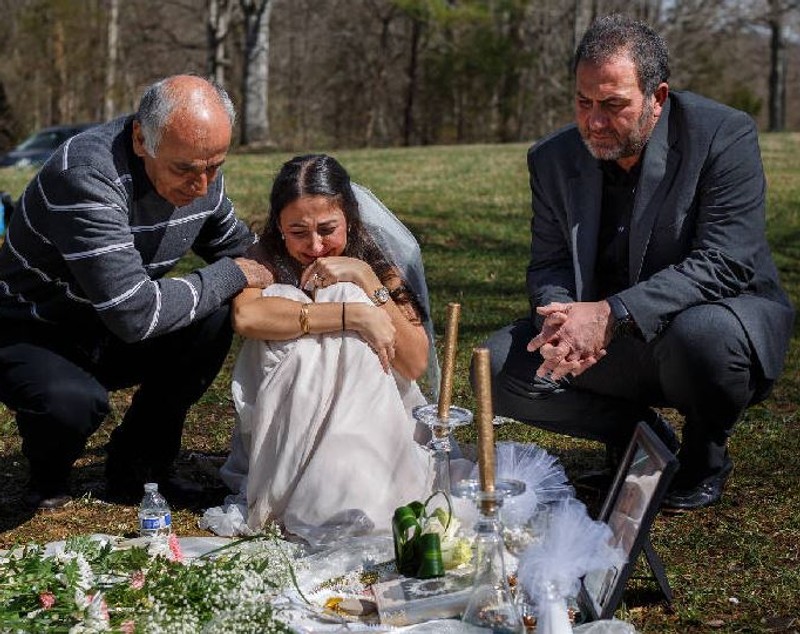 O mireasă plânge la mormântul logodnicului său, în ziua nunții lor. A fost ucis cu doar câteva săptămâni înainte de eveniment (FOTO)