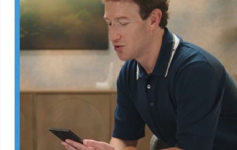 Mark Zuckerberg ține în mâini un smartphone negru