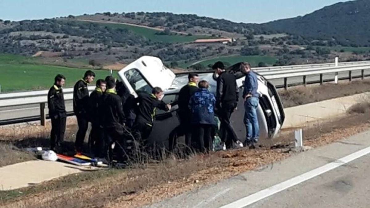 Jucătorii unei echipe din Spania s-au oprit ca să ajute niște oameni răniți în accident