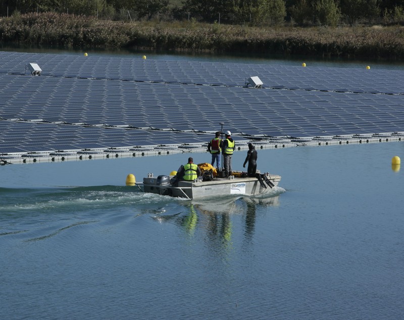 Prima fermă solară plutitoare din Europa, inaugurată în Franța. Poate alimenta cu energie un oraș cât Năsăudul