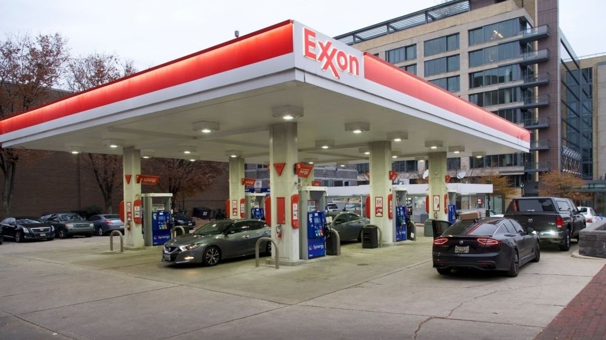 Șoferii își alimentează rezervoarele de combustibil la o benzinărie Exxon din Washington, Statele Unite, 19 noiembrie 2025
