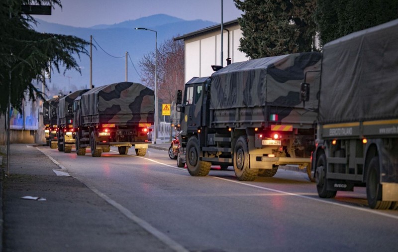 Imaginea epidemiei în Bergamo: camioane militare transportă zeci de sicrie cu victimele coronavirusului pentru a fi incinerate