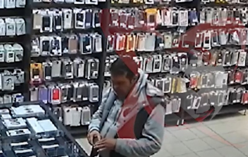 Noi imagini cu Cherecheș, după fuga din țară. Surprins într-un magazin din Ungaria, unde a vrut să-și cumpere o cartelă de telefon