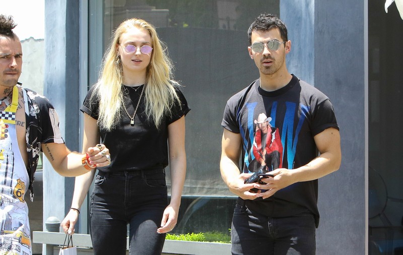 Sophie Turner, actrița care o interpretează pe Sansa Stark, s-a logodit cu iubitul ei