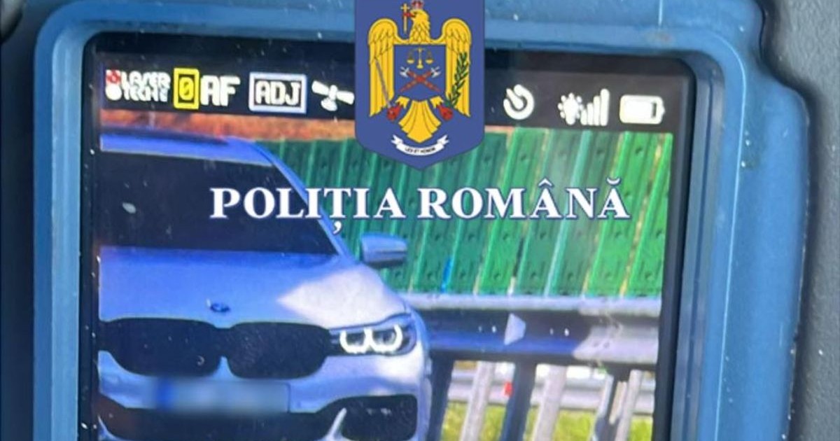 Imagine cu un aparat radar care surprinde un autoturism BMW de culoare gri care circulă pe un drum express din România