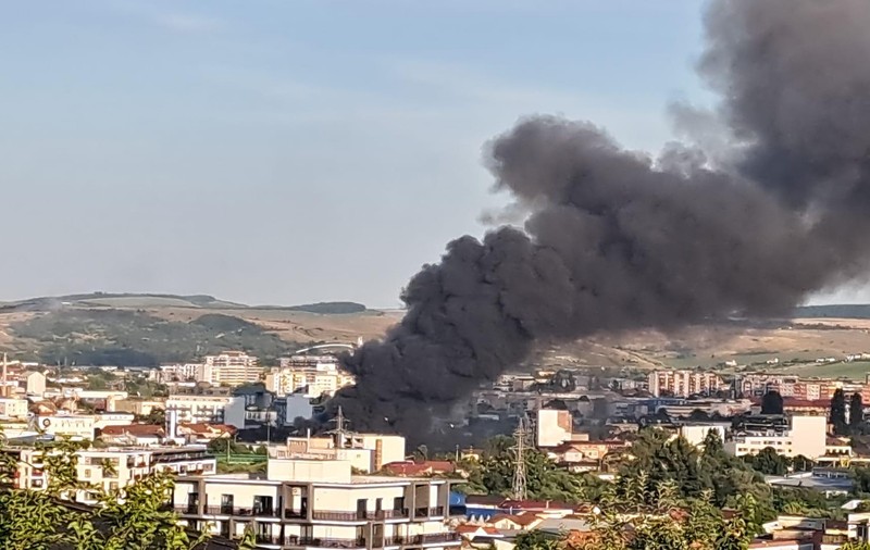 Incendiu puternic la o hală din Cluj-Napoca. Focul s-a extins la două case din apropiere.