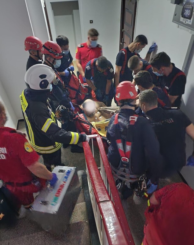 Un bărbat de 400 de kilograme care a suferit un AVC a fost salvat de ISU și SMURD