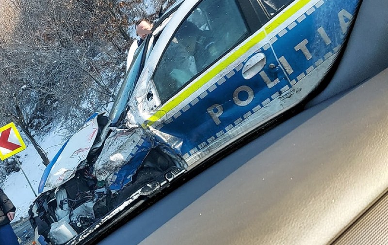 Doi polițiști răniți, unul blocat la volan, după ce au intrat cu autospeciala într-un camion, pe DN74, între Abrud și Brad