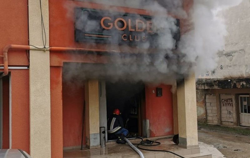 Incendiu la o sală de jocuri de la parterul unui bloc din Cugir. O persoană a fost transportată la spital