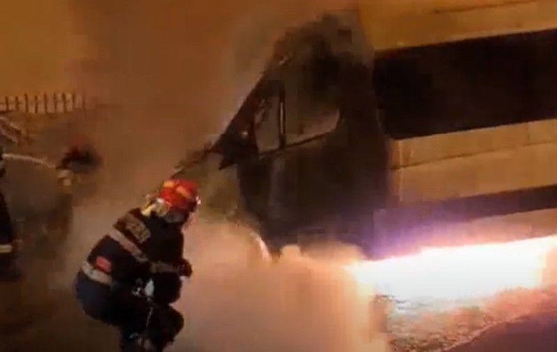 VIDEO  | Microbuz mistuit de flăcări. Șoferul trebuia să ia mai mulți muncitori de la o fabrică din Pitești