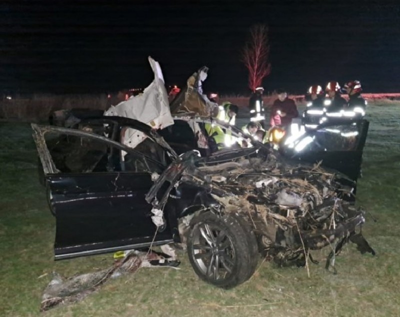 Un șofer și un cal au murit la Podu Iloaiei, în Iași. Filmul accidentului cu două mașini și o căruță care traversa noaptea șoseaua