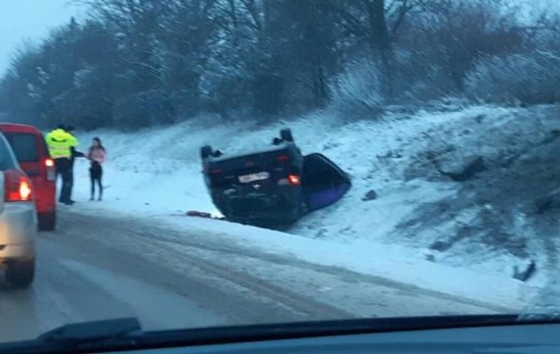 Incident în trafic: o mașină s-a răsturnat în șanț. Reacție neașteptată: "Totul e super!"