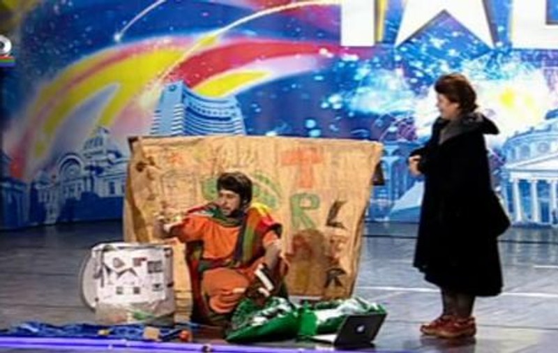 Video | Mihai Petre, în pericol! O concurentă ar fi vrut să-i toarne o cola în cap 