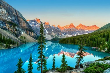 Lacul turcoaz Louise din Parcul Național Banff foto: Shutterstock.com