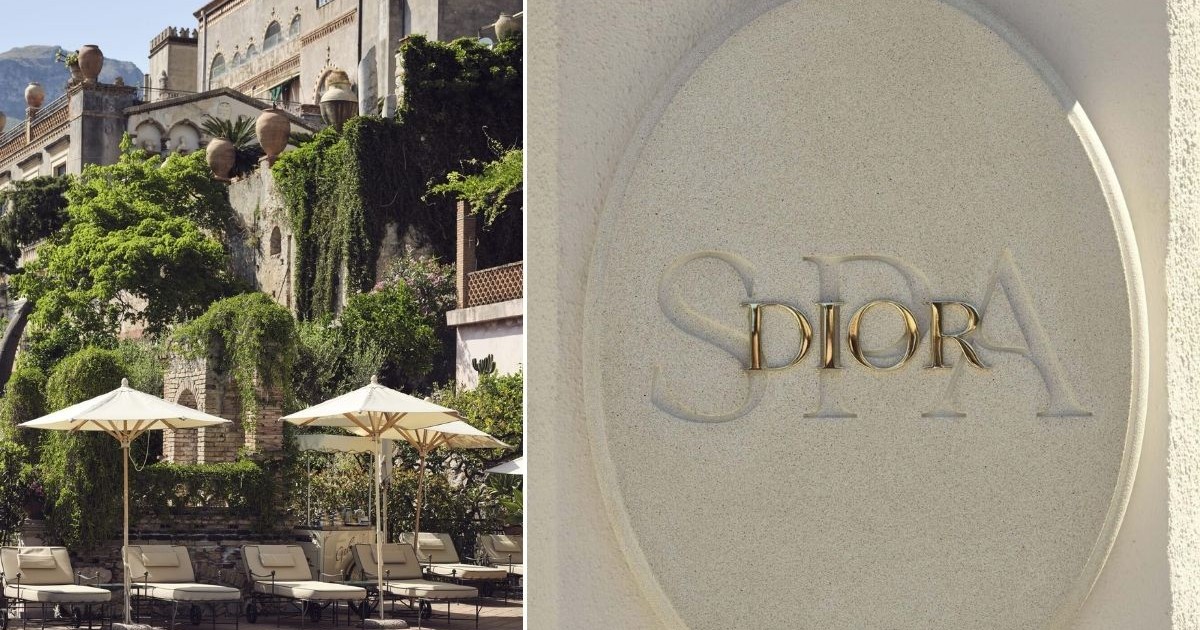 imagine alcătuită din două cadre alăturate. Partea din stânga înfățișează o zonă de relaxare exterioară, având în prim-plan marginea unei piscine pe malul căreia sunt aliniate mai multe șezlonguri cu perne, umbrite de parasolare deschise. Pe fundal se înalță o clădire masivă cu arhitectură veche, construită pe terase de piatră și îmbrăcată abundent în vegetație densă, plante agățătoare și copaci, balcoanele acesteia fiind decorate cu urne mari de tip amforă. Partea din dreapta a imaginii prezintă detaliul unui panou oval cu o suprafață texturată, montat pe un perete. Pe acest panou este gravat cuvântul „SPA” cu litere mari și discrete, peste centrul căruia este suprapus cuvântul „DIOR”, format din litere tridimensionale proeminente, cu aspect metalic.
