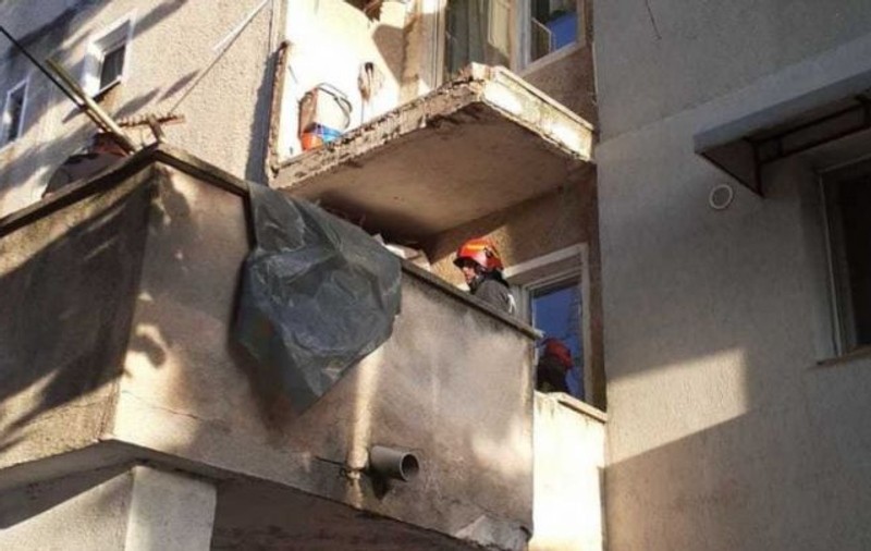 O bucată din balconul unui bloc s-a prăbuşit la  Drobeta-Turnu Severin și a lovit o femeie