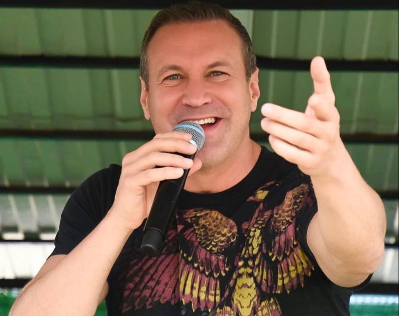 Reacția lui Alin Oprea după ce a rămas în pană de curent, la un concert: „Totul părea pierdut”. Nemulțumirea fanilor s-a transformat în aplauze